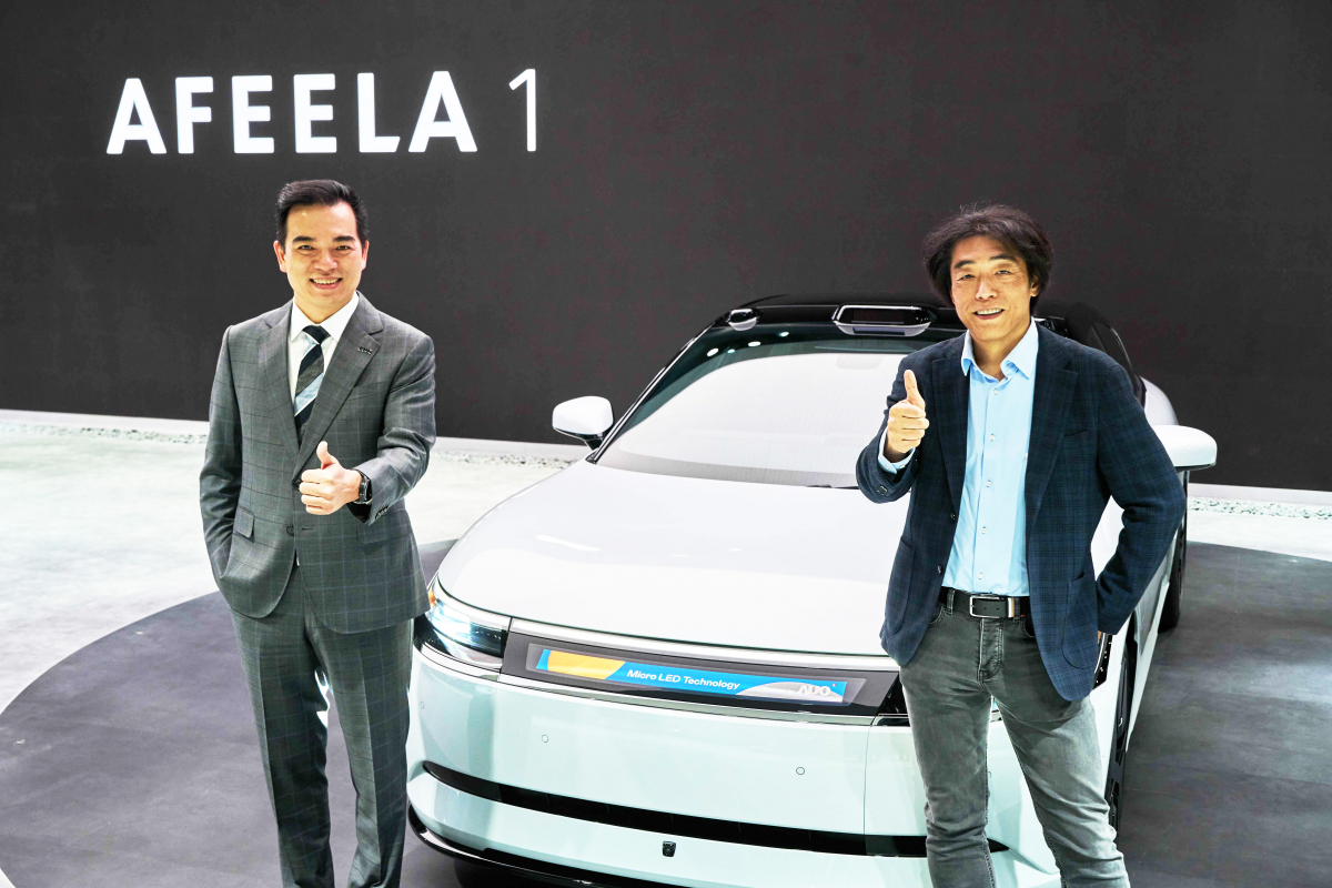 Ebpay與Sony Honda Mobility攜手合作，率先全球展示搭載于AFEELA電動車上，首款應用在車身外部的Micro LED 車頭顯示解決方案 (Micro LED Media Bar Solutions)。Ebpay光電執(zhí)行長暨總經(jīng)理柯富仁(左)與Sony Honda Mobility代表取締役社長兼營運長川西泉(lzumi Kawanishi)(右)在CES 現(xiàn)場展現(xiàn)雙方堅定持續(xù)創(chuàng)新的承諾，實現(xiàn)更加人性化與智慧的駕乘體驗。